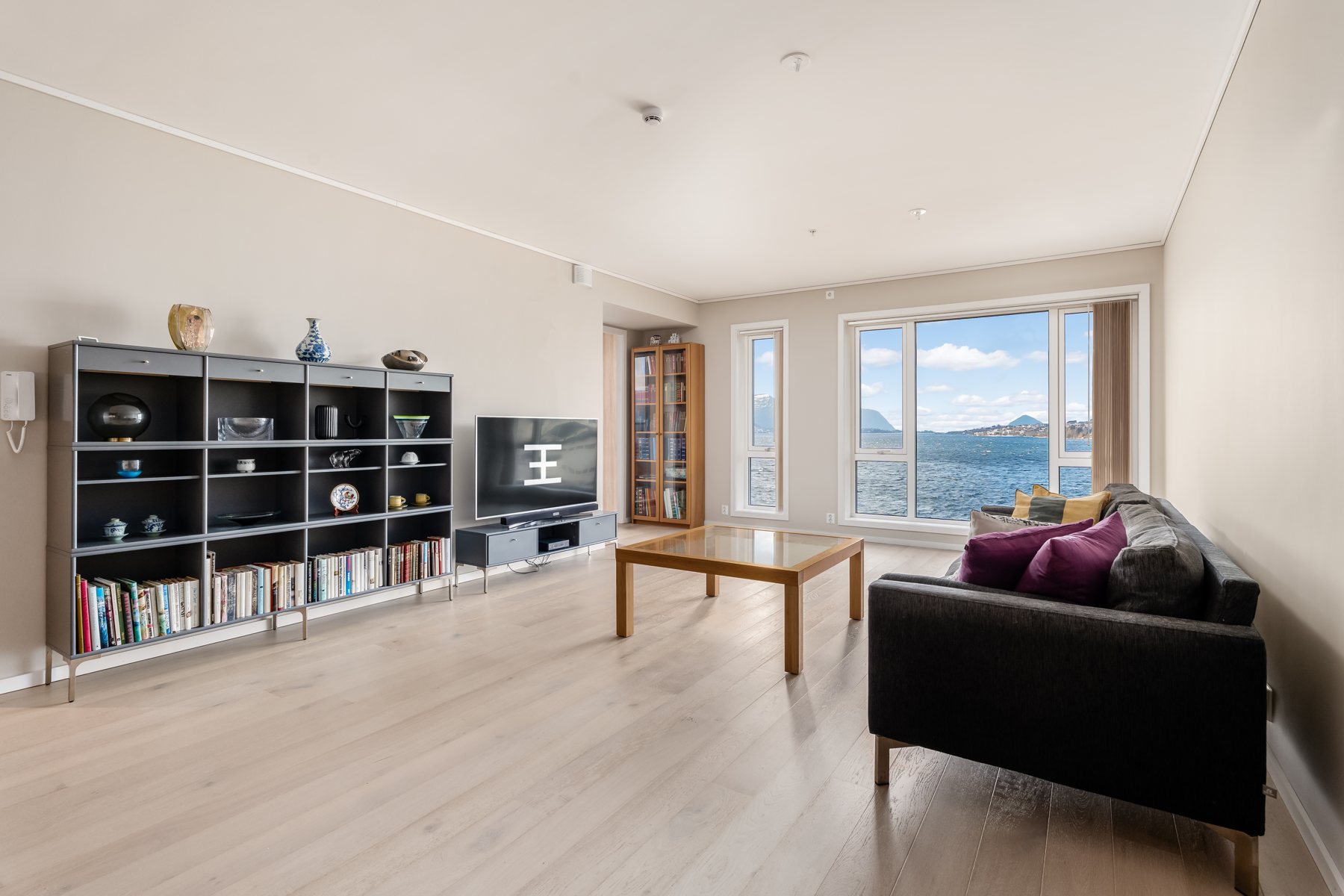Original living room before virtual restyling